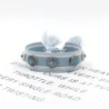 Handgefertigtes blaues Webarmband im Vintage-Stil mit Türkis-Nieten und schicken Quasten - Stil 15