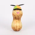 Detailansicht der lustigen Burnt Peanut Meme Plüschpuppe mit bunter Propellermütze - 9x9x24cm / Hut-Stil Erdnuss