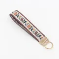 Ethno-Stil blumig besticktes Stoff-Handgelenk-Schlüsselband mit goldenem Metallring - Rot Orange Lila Floral (M)