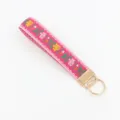 Pinkfarbenes ethnisches Schlüsselband mit Blumenstickerei und goldenem Schlüsselringanhänger - Rosa Bunt Floral (O)