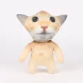 Detailansicht der mit El Gato Meme bedruckten Plüschpuppe mit lustigem Katzen gesicht - Bedruckte Katzen-Plüschpuppe (16*13*22cm) / 79g
