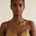 Elegante goldene Y-Flaschenhalskette am Model, Vintage französischer Schmuck - Y-Form Quastenkette Stil (x893) / Gold