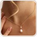 Nahaufnahme einer eleganten Goldkette mit einem natürlichen Tropfenperlen-Anhänger am Modell - Doppelperlen-Kombinationsanhänger (Stil 5)