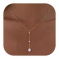 Nahaufnahme einer Goldkette mit einer Süßwasserperle in Tropfenform und Quastendetail. - Dreifache Perlenquaste (Stil 6) / Gold
