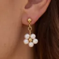 Elegante Nahaufnahme von goldenen Ohrhängern mit einem Perlenblumenanhänger am Ohr - Stil 3 / Gold