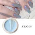 Detail von Aurora-Chrom-Nagelpuder mit blauem Mondlicht-Effekt auf langen Mandelnägeln. - Solides Feenpulver DSJG-05