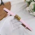 Dettaglio in primo piano di una raffinata cintura fine rosa con fibbia in metallo dorato. - Rosa Lucido