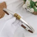 Sottile cintura in vera pelle da donna con inserto metallico dorato per abiti eleganti - Oro Lucido