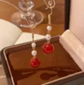 Makroaufnahme eleganter Goldohrringe mit natürlichen weißen Perlen und roten Achatperlen. - Roter Achat Perle Langer Stil (6297759390425) / Rot