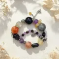 Detailaufnahme von bunten Kristallarmbändern mit Fuchs- und Blumenanhängern. - Mehrfarbig mit Schmetterlingsanhängern (Stil 3)