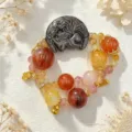 Detailansicht eines mehrlagigen Kristallarmbands mit Fuchshänger und goldenen Charms. - Rotton Schwarzer Fuchsanhänger (Stil 5)