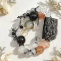 Nahaufnahme eines natürlichen Kristallarmbands mit einem Fuchsanhänger und eleganten Quasten - Schwarzer Fuchs Geschnitzter Stil (Stil 10)