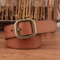 Dettaglio in primo piano della bellissima fibbia in ottone retrò su cintura di pelle. - Kaki / 105cm