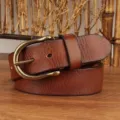 Primo piano della cintura da uomo in vera pelle marrone vintage con fibbia in ottone. - 100cm / Kaki