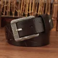 Primo piano dettagliato di cintura in pelle marrone rétro con fibbia argentata intagliata. - 105cm / Caffè
