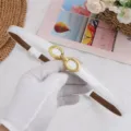 Elegante cintura sottile da donna in pelle bianca con fibbia dorata a doppio anello. - Bianco Lucido