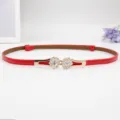 Eleganter roter schmaler Ledergürtel mit glitzernder Strassblumen Metallschnalle für Kleider - Rot