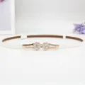 Eleganter schmaler weißer Damenkleidergürtel mit funkelnden Strass-Doppelblumen-Schnallen. - Weiß