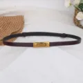 Cintura sottile in vera pelle marrone scuro da donna con elegante fibbia metallica dorata. - Caffè