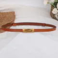 Sottile cintura in pelle marrone da donna con fibbia in metallo dorato, elegante accessorio vita. - Marrone chiaro
