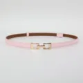 Sottile cintura in pelle rosa con dettaglio fibbia metallica dorata, elegante accessorio estivo. - Rosa Lucido