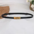Cintura sottile in pelle nera minimalista con fibbia metallica dorata per abiti chic. - Nero