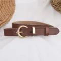 Vista dettagliata di cintura da donna in pelle marrone con fibbia rotonda dorata - 105cm / Kaki