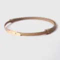 Detailansicht des minimalistischen Damen-Ledergürtels in Beige mit goldenem Metallverschluss. - Khaki
