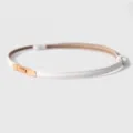 Sottile cintura in pelle bianca minimalista con fibbia dorata, accessorio elegante. - Bianco