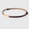 Sottile cintura in pelle marrone da donna, elegante chiusura in metallo dorato, abito. - Caffè