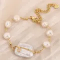 Detailaufnahme eines feinen Süßwasserperlenarmbands mit einer großen Barockperle. - Perlenarmband