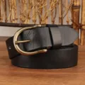 Dettaglio in primo piano della cintura in pelle nera con fibbia a ferro di cavallo in ottone. - 100cm / Nero
