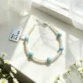 Elegante pulsera hecha a mano con cuentas de larimar naturales y perlas blancas de agua dulce mujer - Azul y Blanco