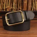 Primo piano dettagliato di cintura in pelle nera con fibbia quadrata in ottone. - 105cm / Nero