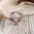 Detailansicht eines natürlichen lila Amethyst-Armbandes mit funkelndem Herzanhänger - Amethyst Herzanhänger Stil / 8mm Perle / Lila