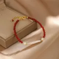 Detailaufnahme eines eleganten Armbands aus rotem Achat und Barockperlen auf Schmuck - Achat-Stil