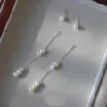 Elegante lange Quasten-Ohrringe aus natürlichen Perlen in einer Schmuckschatulle. - Perlenohrringe Silber