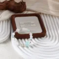 Pulsera de cuentas de aguamarina natural y cristal en una bandeja de madera de lujo - Estilo 2 7-14mm