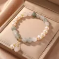 Vista detallada de una elegante pulsera de perlas naturales y jadeíta en caja de regalo - Estilo 4