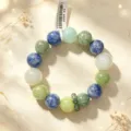 Detaillierte Makroansicht eines Naturstein-Perlenarmbands mit blauen und grünen Steinen - Stil 2 / Mehrfarbig