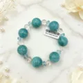 Nahaufnahme eines Naturkristall-Armbands mit Amazonit- und Bergkristallperlen - Stil 4 / Blaugrün