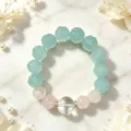 Detail des Naturkristallarmbandes mit geschnitzten Rosenperlen und klarem Quarzfokus - Stil 5