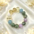 Nahaufnahme eines bunten Naturkristall-Perlenarmbands auf elegantem Seidenstoff - Stil 7