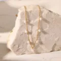 Nahaufnahme einer eleganten Goldkette mit natürlichen Süßwasserperlen-Anhängern - Süßwasserperle 4