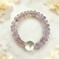 Detail eines Armbands aus facettierten Naturkristallen mit großer Perle. - Stil 9