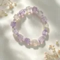 Detailansicht eines Armbands aus natürlichen lila und weißen Kristallwürfelperlen - Lila-Weißer Stil mit Quadratisch Geschliffenen Perlen (款15)