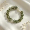 Nahaufnahme eines eleganten Damenarmbands mit grünen Naturkristallen und Mondstein-Perlen - Grün Strukturierter Stil mit Irisierendem Mondstein (款18)