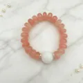 Detailansicht eines eleganten Armbands aus rosa und weißen natürlichen Kristallperlen - Trommelperlenarmband mit Weißer Perle (Stil 24)