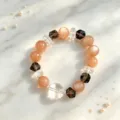Elegantes Armband aus natürlichem Bergkristall und Rauchquarz auf Marmorhintergrund - Roséquarz Facettiert & Bergkristall Armband (Stil 27)