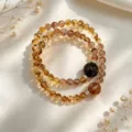 Detailansicht von Armbändern aus natürlichem Rutilquarz auf Seidenstoff - Rutilquarz-Stil mit rotbrauner Hauptperle (Stil 33)